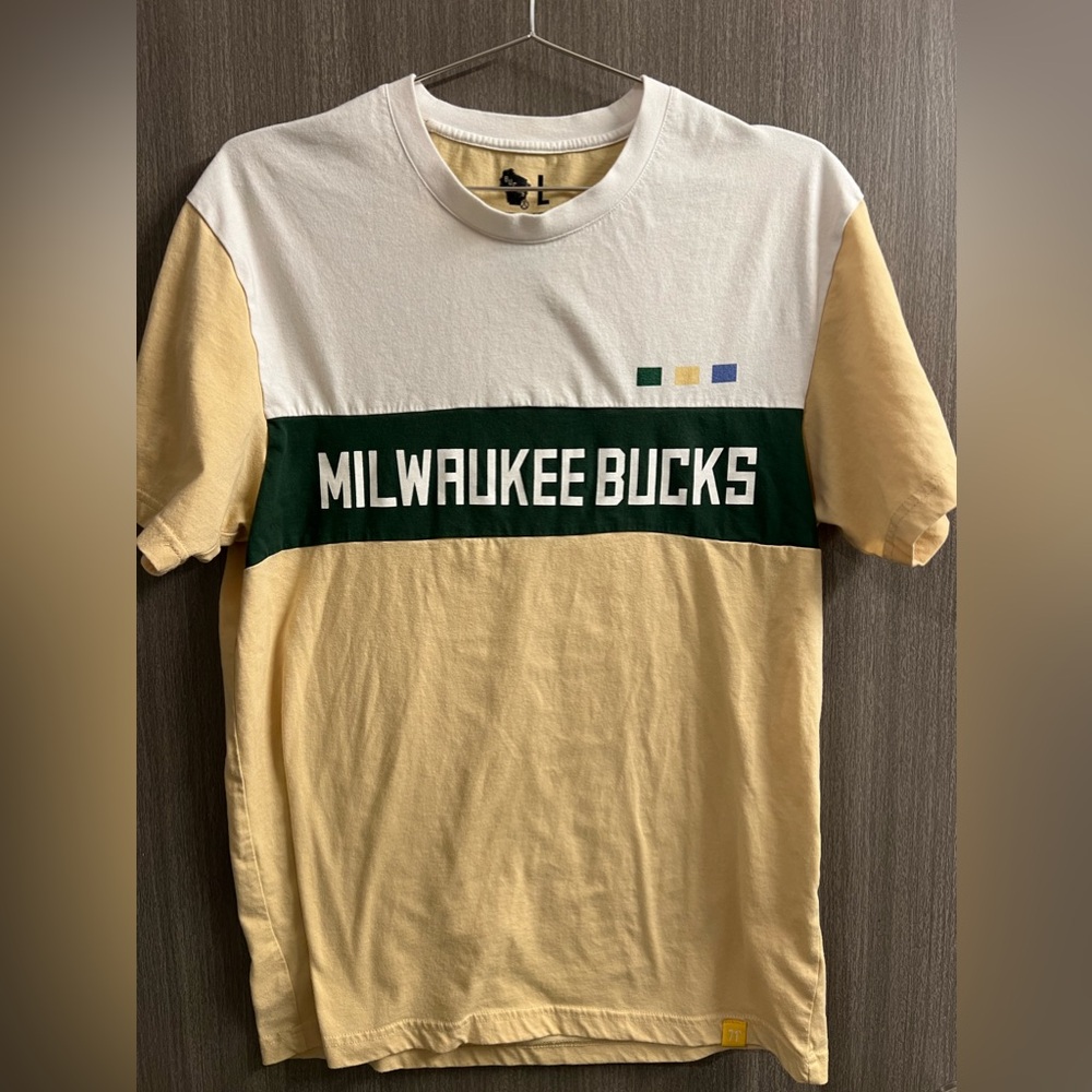 Milwaukee Bucks Basketball T-Shirt Men's Size L Graphic Tee